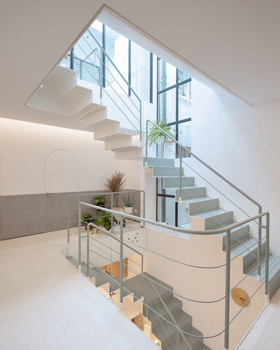 A white house a growing home by RIGI design