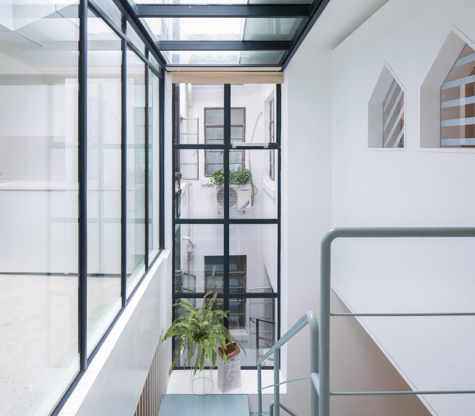 A white house a growing home by RIGI design