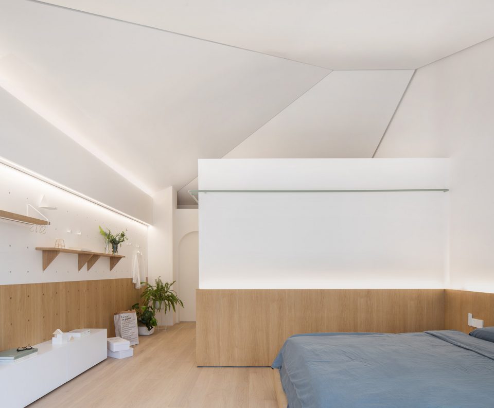 A white house a growing home by RIGI design