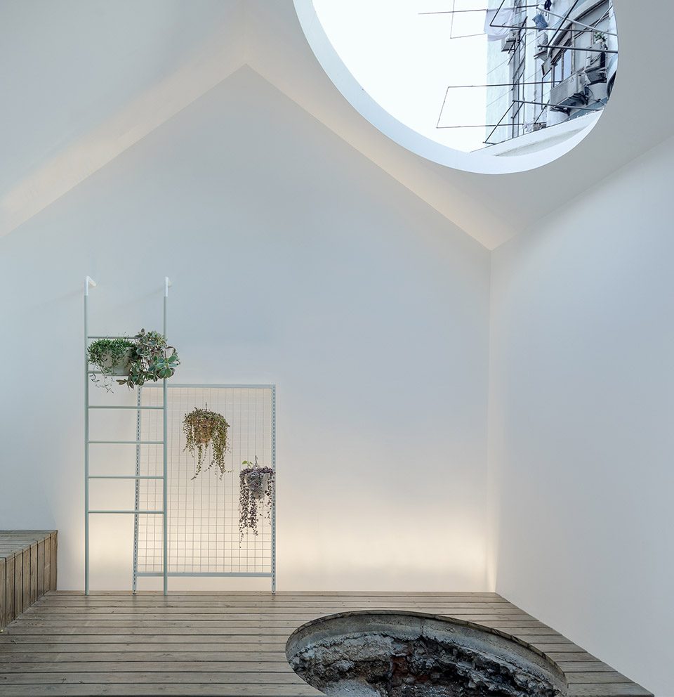 A white house a growing home by RIGI design