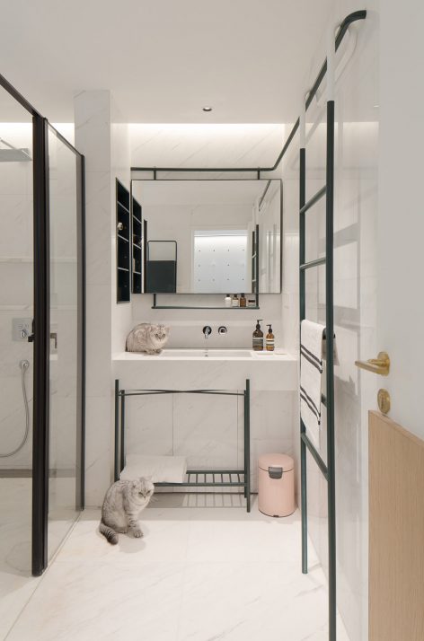 A white house a growing home by RIGI design