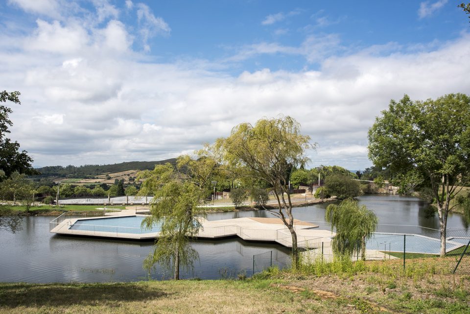 Monte do Gozo Swimming Pool by OLAestudio
