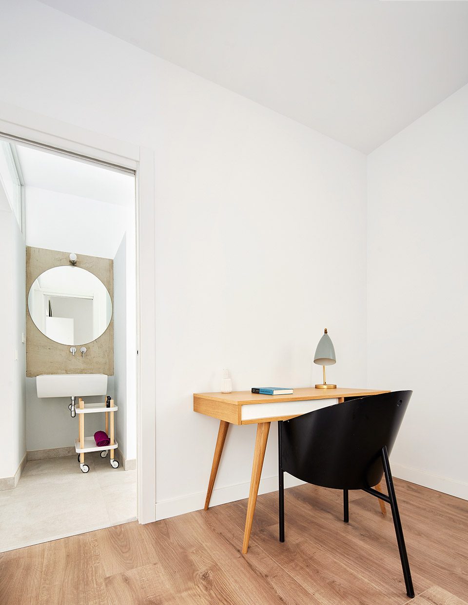Villarroel Apartment by Raúl Sánchez