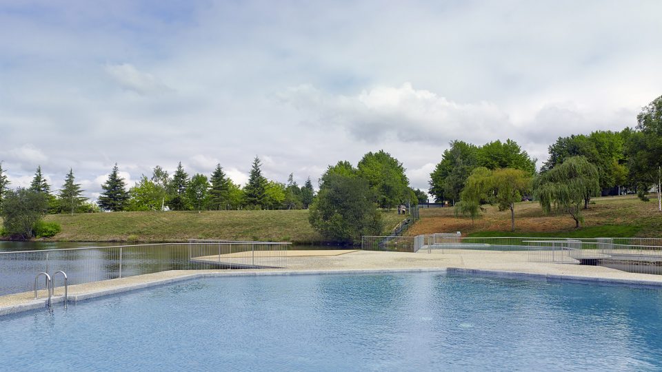 Monte do Gozo Swimming Pool by OLAestudio