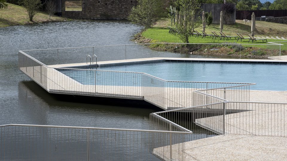 Monte do Gozo Swimming Pool by OLAestudio