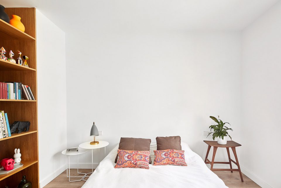 Villarroel Apartment by Raúl Sánchez