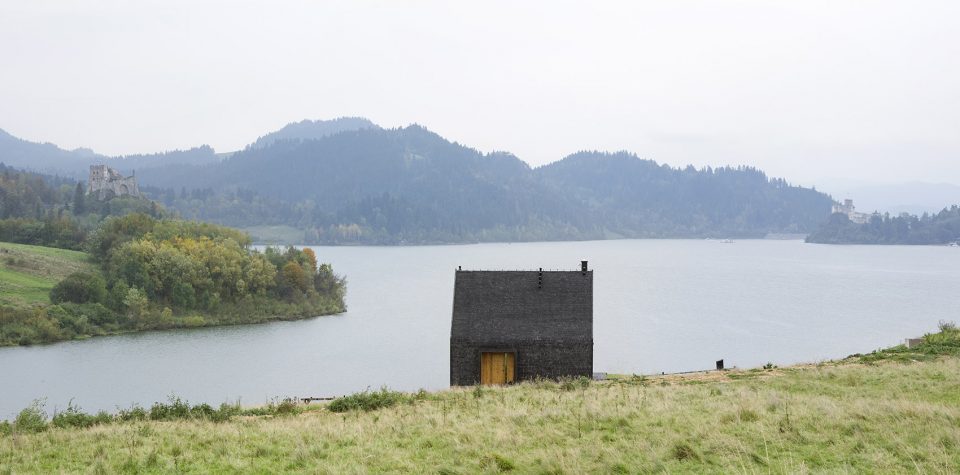 Mountain Cottage by HOLA Design studio