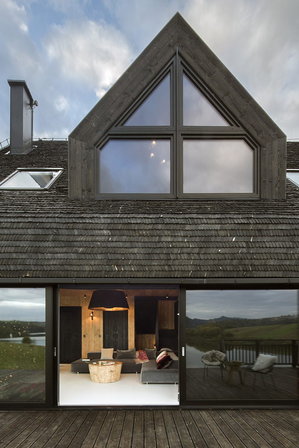 Mountain Cottage by HOLA Design studio