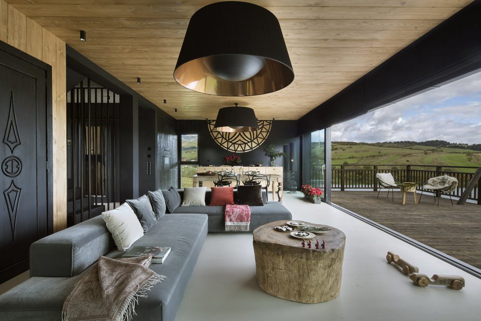 Mountain Cottage by HOLA Design studio