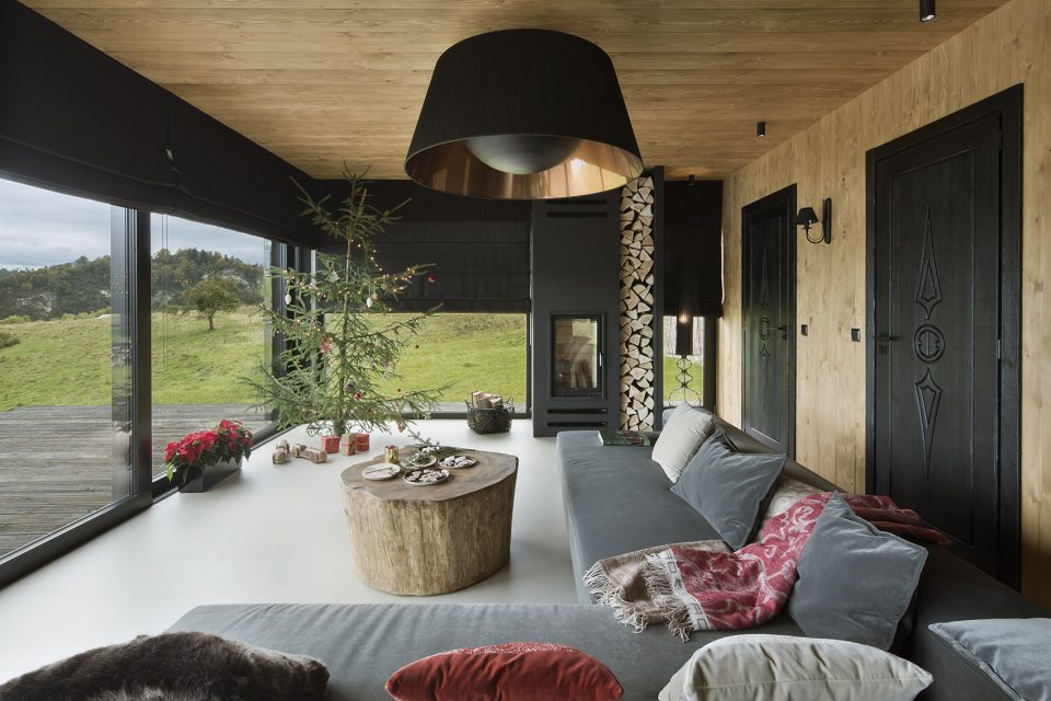 Mountain Cottage by HOLA Design studio