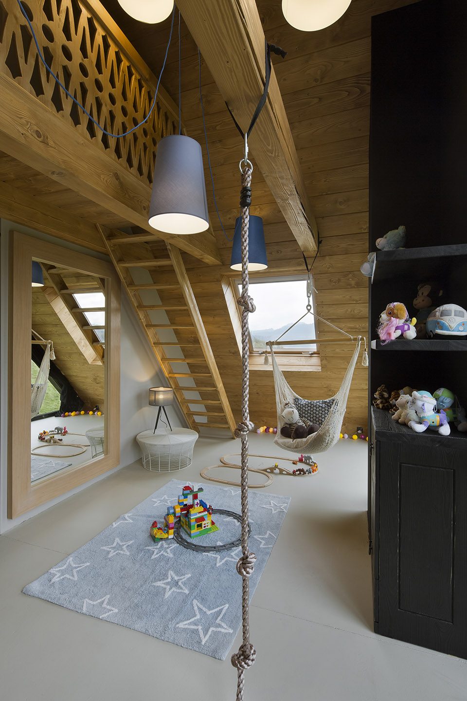 Mountain Cottage by HOLA Design studio