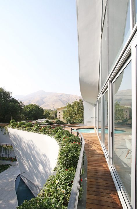 Villa for Older Brother Lavasan Iran by Nextoffice Alireza Taghaboni