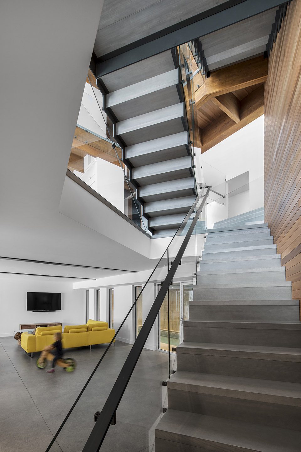 LAccostée House by Bourgeois Lechasseur architects