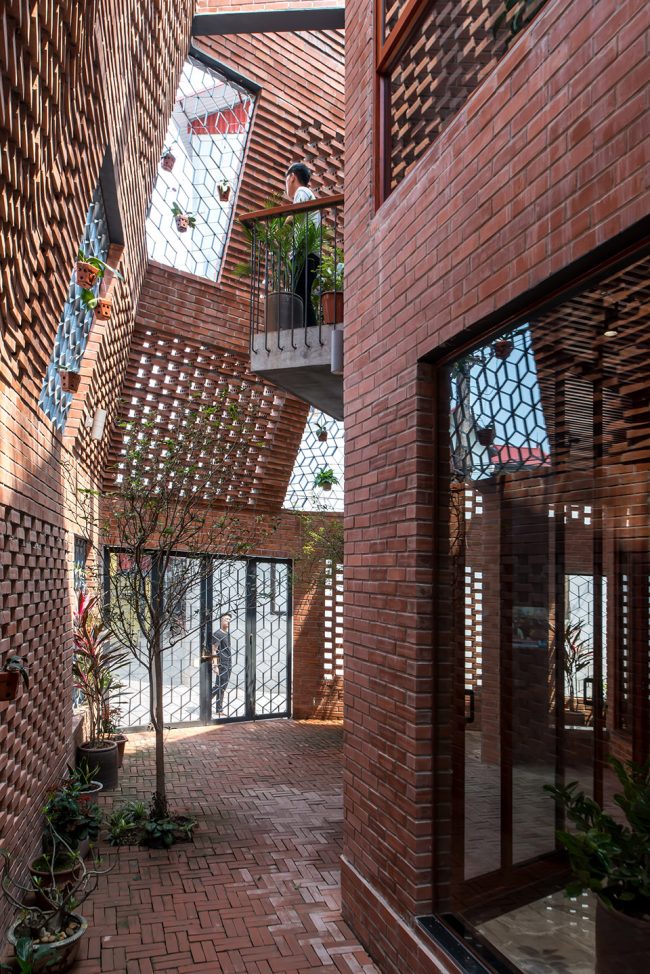 Brick Cave by HP Architects