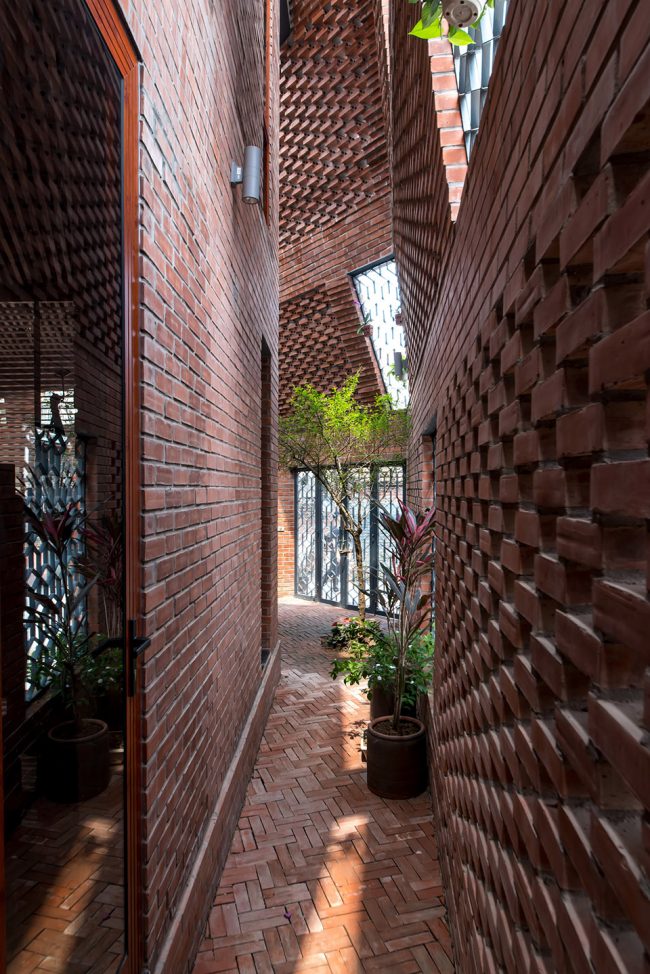 Brick Cave by HP Architects