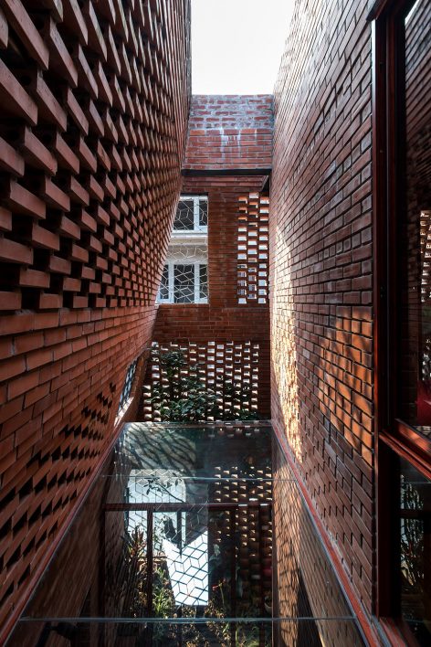 Brick Cave by HP Architects