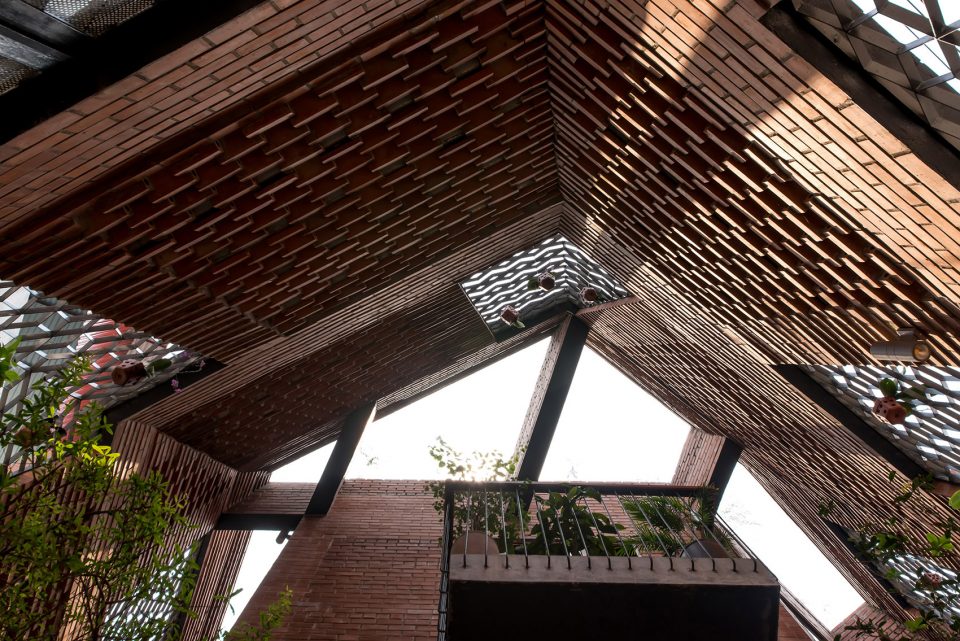 Brick Cave by HP Architects