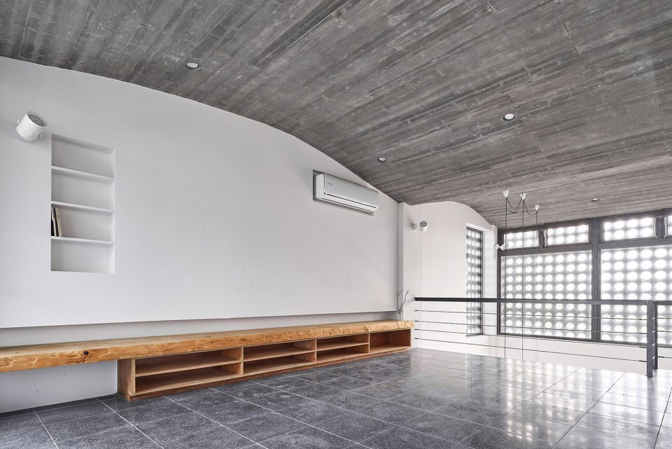 mezzanine1 opening row house emerge architects