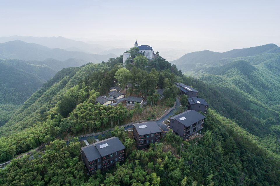 Naked Castle Resort Hotel China by Shanghai Tianhua Architecture 960x640