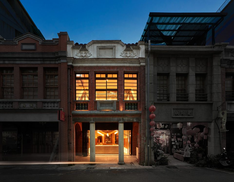 the inverted truss by bp architects