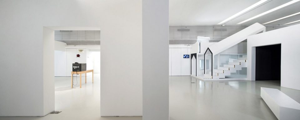 kitty Rossi stage by Studio G
