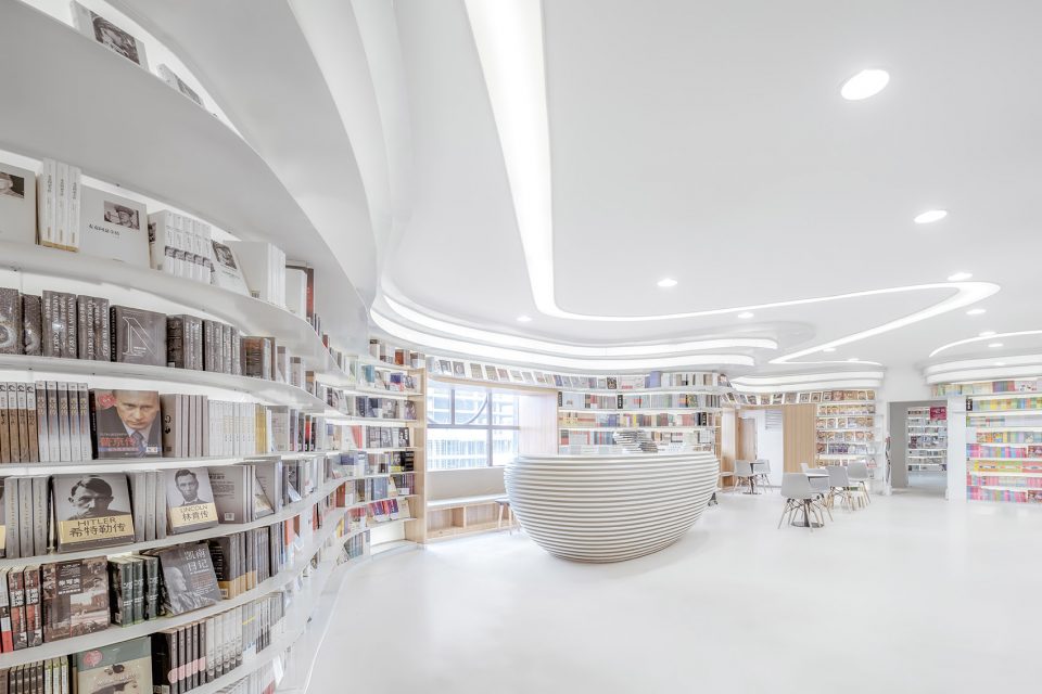 White Comedy of Xi’an Zhongshu Bookstore China by Wutopia Lab