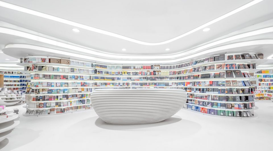 White Comedy of Xi’an Zhongshu Bookstore China by Wutopia Lab