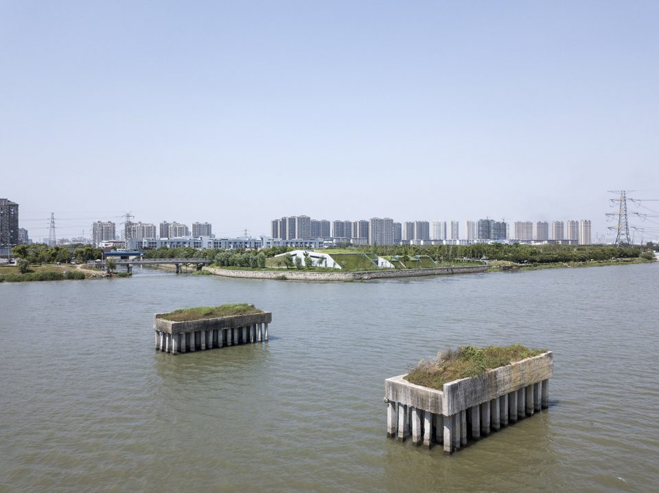 Suzhou Dongtaihu Lake Warehouse by Tus Design Group Co.Ltd