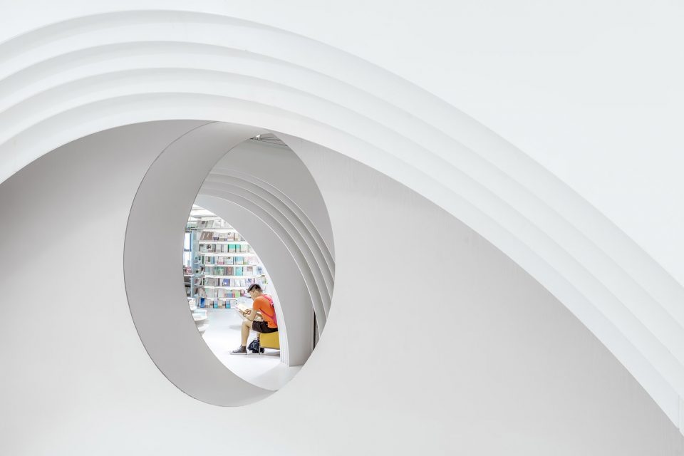 White Comedy of Xi’an Zhongshu Bookstore China by Wutopia Lab