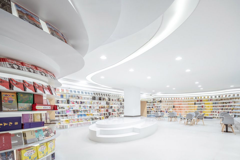 White Comedy of Xi’an Zhongshu Bookstore China by Wutopia Lab