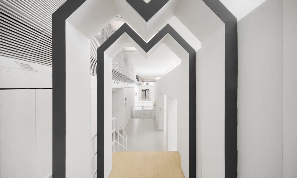 kitty Rossi stage by Studio G