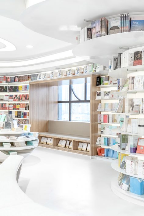 White Comedy of Xi’an Zhongshu Bookstore China by Wutopia Lab