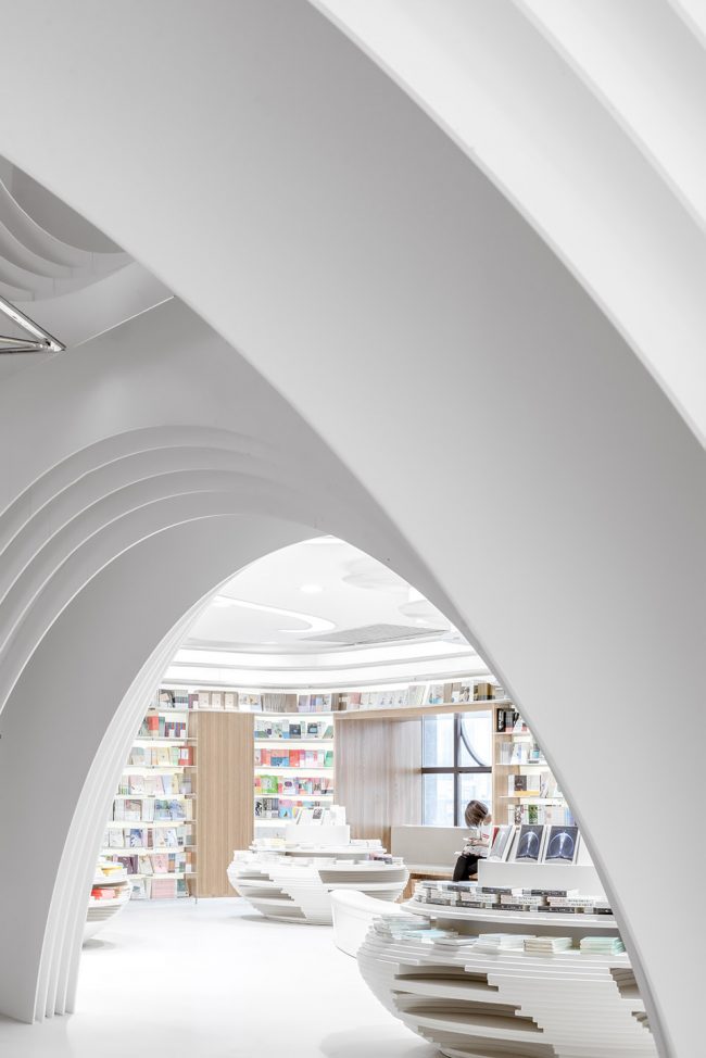 White Comedy of Xi’an Zhongshu Bookstore China by Wutopia Lab