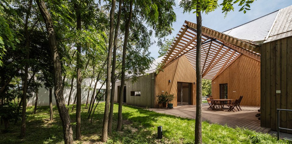 wooden house by András Varsányi Péter Pozsár Norbert Vas