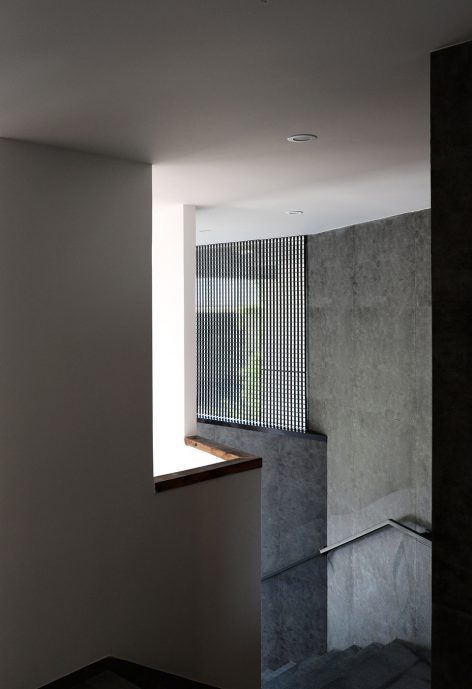 夹层看折形楼梯,View from the mezzanine to folding staircase