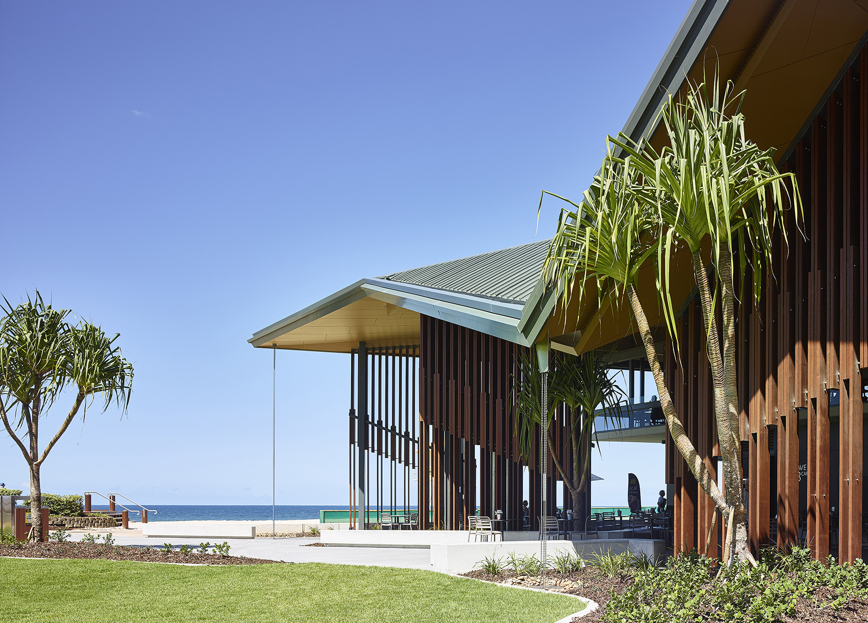 Kurrawa Surf Life Saving Club by Arkhefield