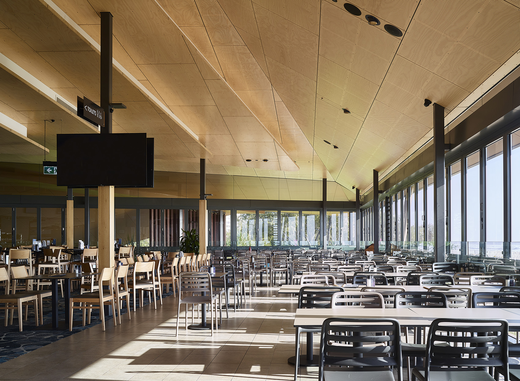 Kurrawa Surf Life Saving Club by Arkhefield