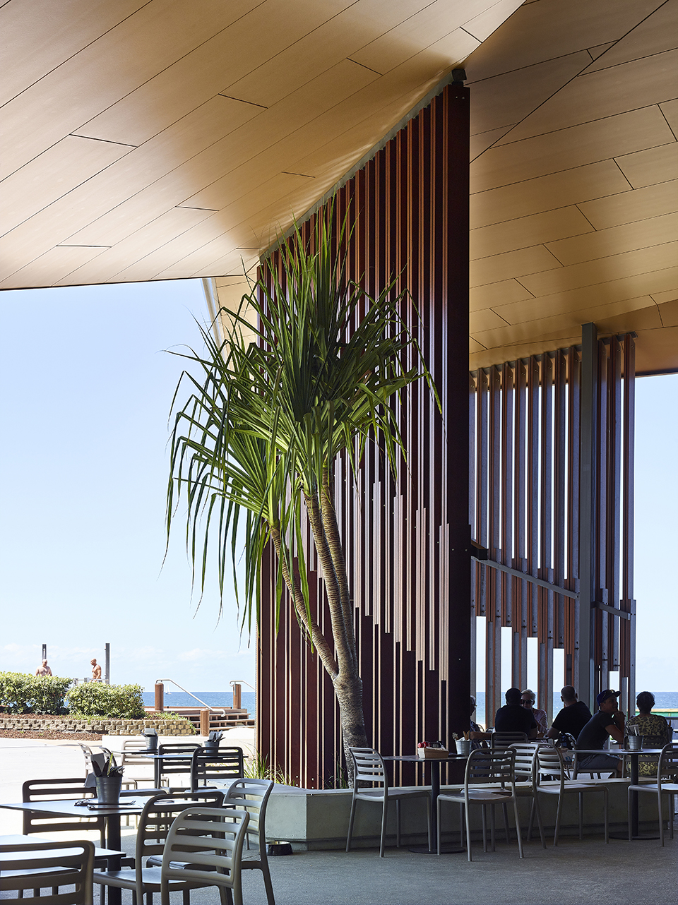 Kurrawa Surf Life Saving Club by Arkhefield