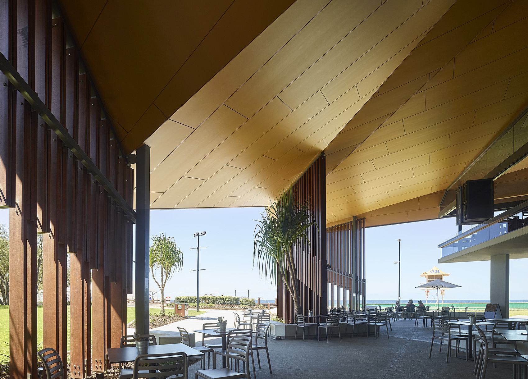 Kurrawa Surf Life Saving Club by Arkhefield