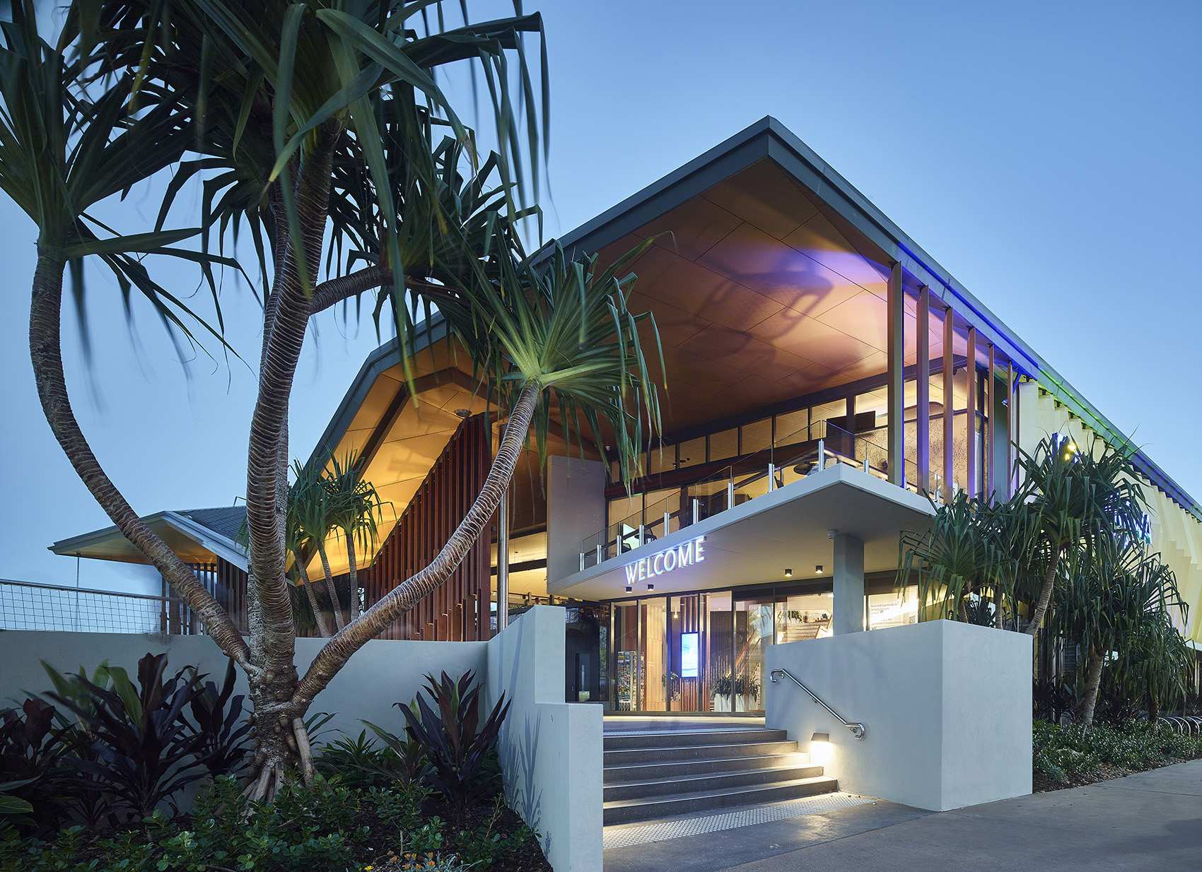 Kurrawa Surf Life Saving Club by Arkhefield
