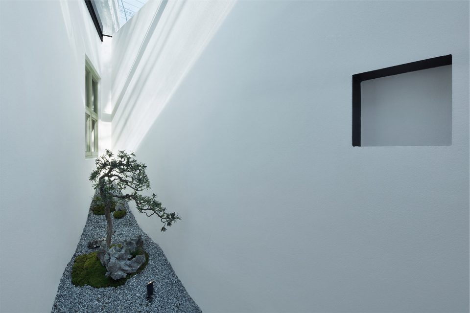 Beijing Bai TaSi Hutong courtyard house renovation by B.L.U.E. Architecture Studio