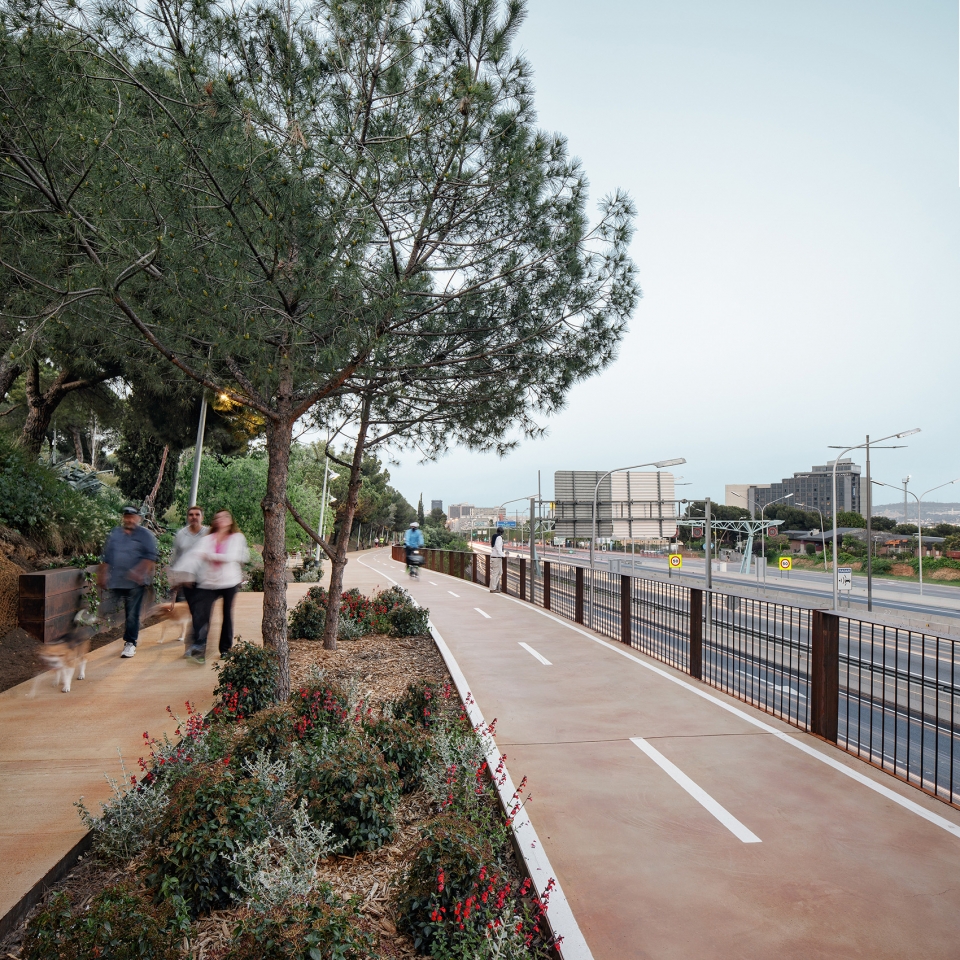 pedal path in barcelona by batlle i roig arquitectura