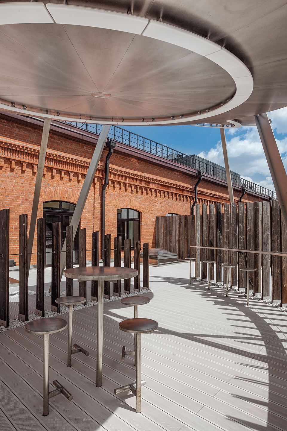 Rambler Roof by Nefa Architects