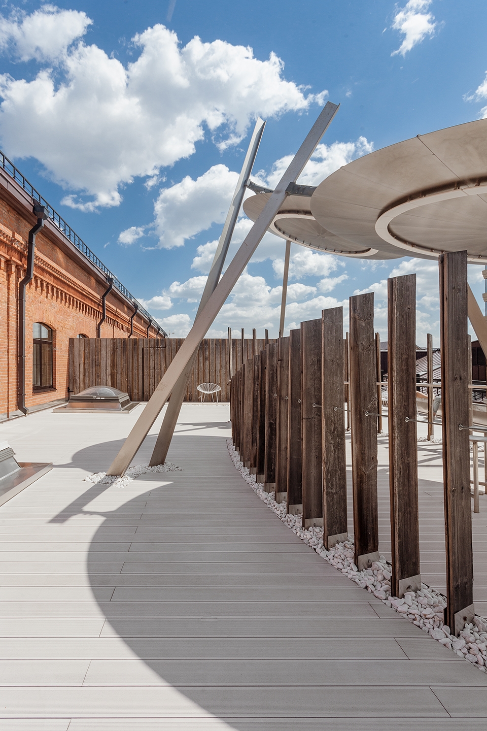 Rambler Roof by Nefa Architects