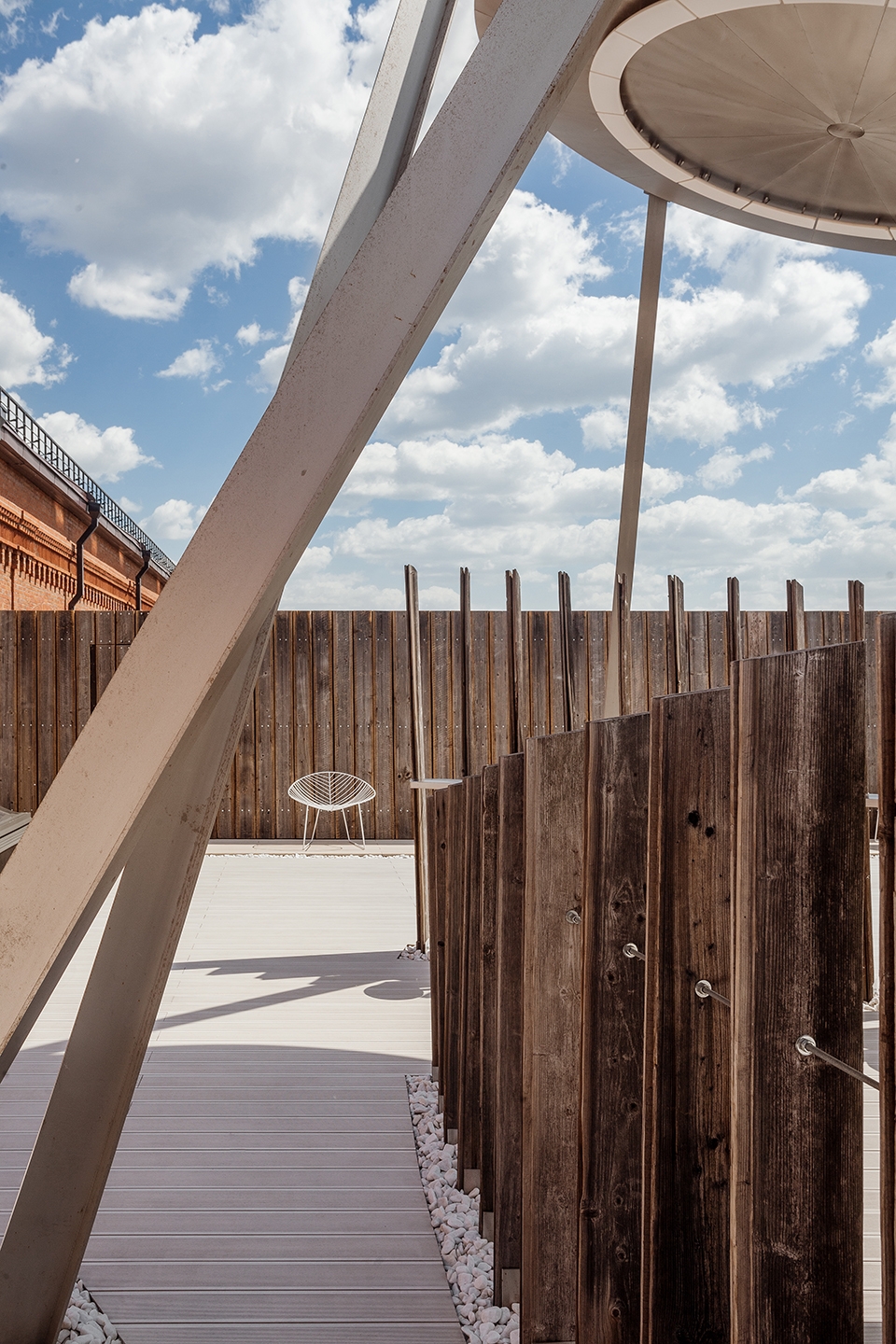 Rambler Roof by Nefa Architects