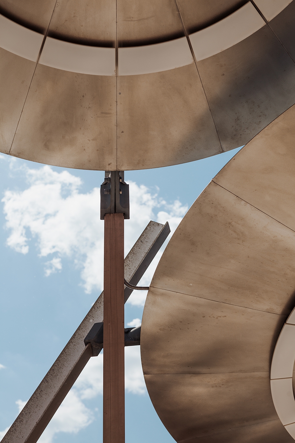 Rambler Roof by Nefa Architects