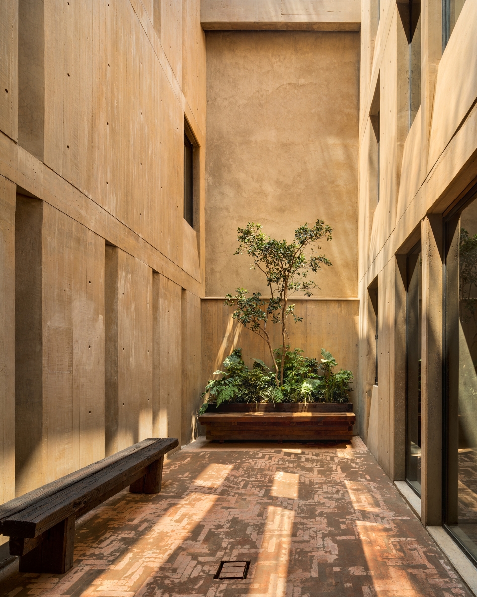 lc710 by taller hector barroso