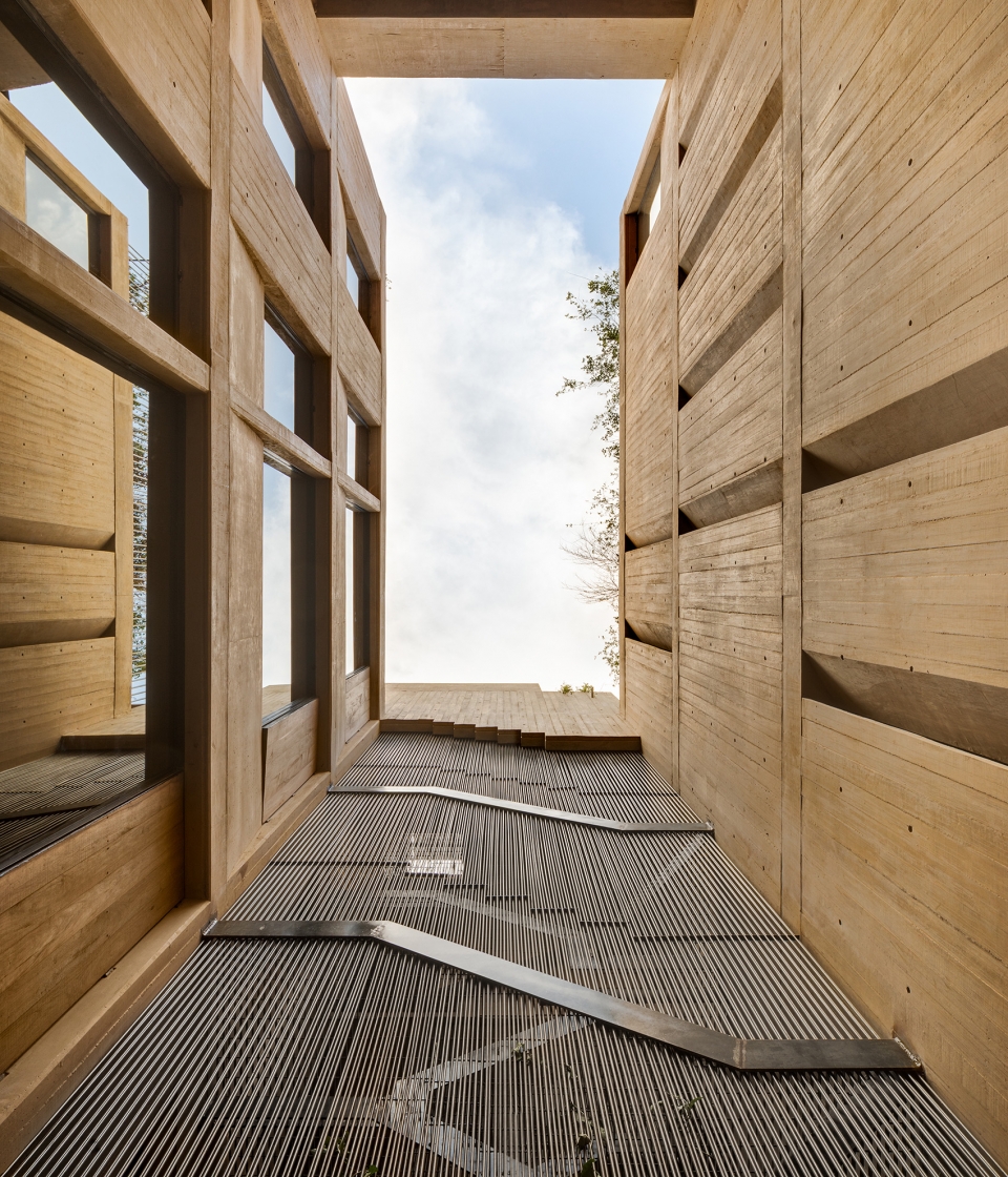 lc710 by taller hector barroso