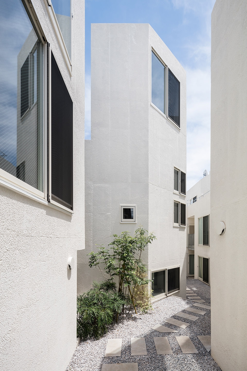 Uehara Apartment by Hiroyuki Ito Architects 02