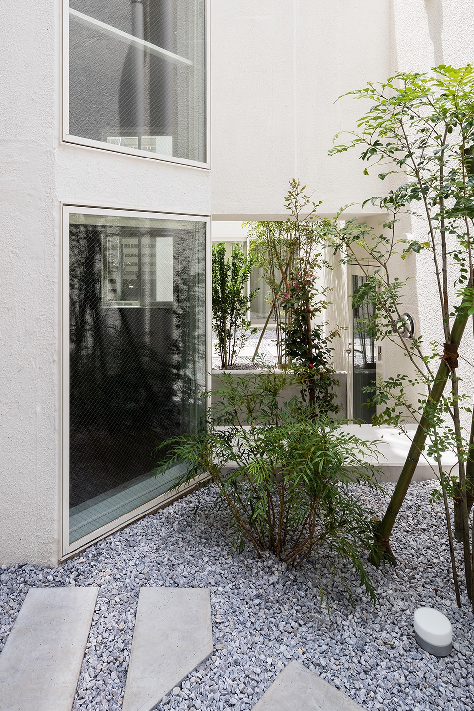 Uehara Apartment by Hiroyuki Ito Architects 03
